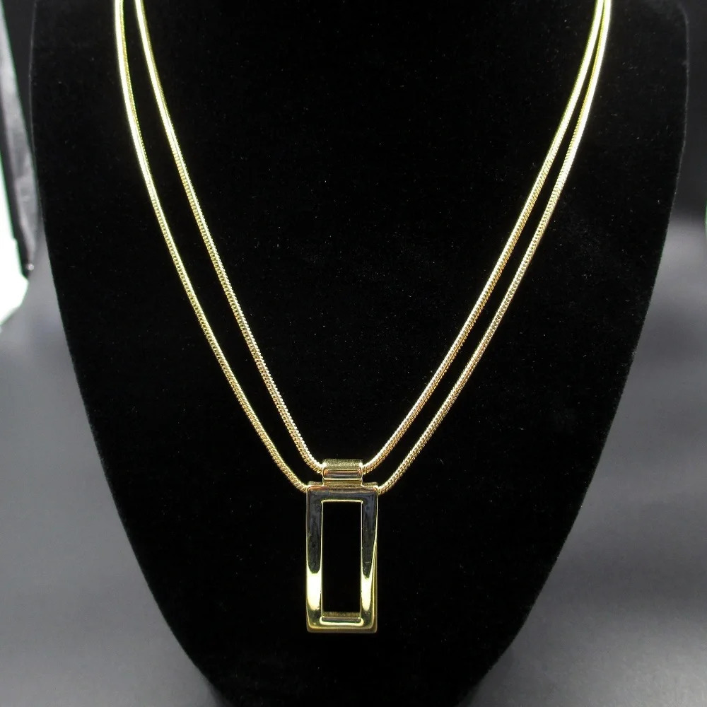 Cute 18 Inch Gold Tone Rectangle Pendant Necklace - Picture 1 of 7